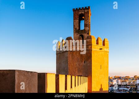Der Torre de Espantaperros oder Torre de la Atalaya ist ein Wachturm neben der Zitadelle Badajoz aus dem 10. Jahrhundert. Es stammt aus Almohad und h Stockfoto