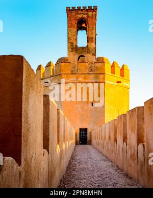 Der Torre de Espantaperros oder Torre de la Atalaya ist ein Wachturm neben der Zitadelle Badajoz aus dem 10. Jahrhundert. Es stammt aus Almohad und h Stockfoto
