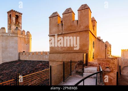 Chemin de ronde der Alcazaba von Badajoz und Torre de Espantaperros oder Torre de la Atalaya (L). Badajoz, Extremadura, Spanien, Europa Stockfoto