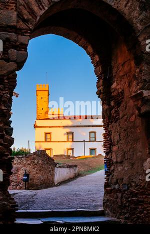 Der Torre de Santa María ist das einzige, was von der ursprünglichen Badajoz-Kathedrale, die im 13. Jahrhundert erbaut wurde, noch übrig ist. Der Turm ist in die integriert Stockfoto