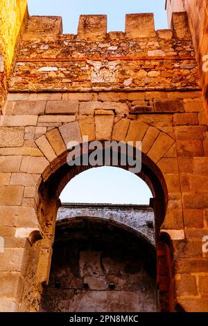 Die Puerta del Capitel ist der römischen Hauptstadt des korinthischen Ordens, die an der Fassade zu sehen ist. Es war der wichtigste Eingang zu Stockfoto