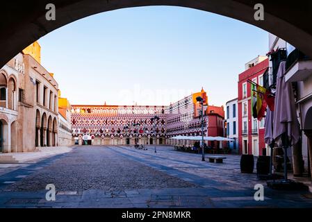 Plaza Alta vom Arco del Peso aus gesehen. Plaza Alta von Badajoz, auch bekannt als Marín de Rodezno, alter muslimischer Souk Badajoz. Badajoz, Extremadura, Spanien, Eur Stockfoto