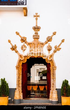 Haupttür im Manueline-Stil. Palacio de los Duques de Cadaval, Stadtpalast. Das Rathaus Von Olivenza. Olivenza, Badajoz, Extremadura, Spanien, Europa Stockfoto