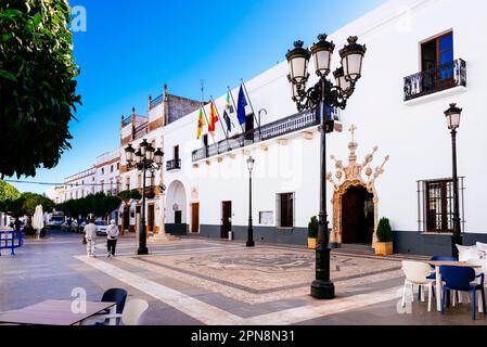 Plaza de la Constitucion - Platz der Verfassung und Palacio de los Duques de Cadaval, Stadtpalast (R). Das Rathaus Von Olivenza. Olivenza, Badajoz, Extr Stockfoto