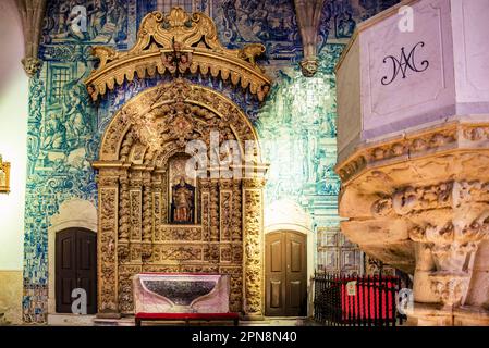 Die Kapelle im Schiff. Seefahrer und Altar. Die Kirche Santa María Magdalena auf dem gleichnamigen Platz. Gebaut im Manueline-Stil, der von stammt Stockfoto