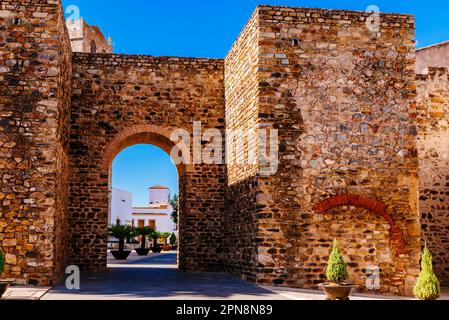 Tor von San Sebastian. Sie ist Teil der mittelalterlichen Mauer von Olivenza, die außerhalb der Mauern zu sehen ist. Olivenza, Badajoz, Extremadura, Spanien, Europa Stockfoto