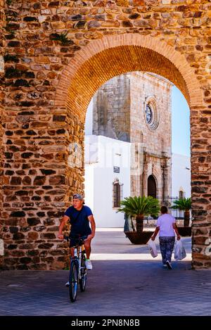 Tor von San Sebastian. Sie ist Teil der mittelalterlichen Mauer von Olivenza, die außerhalb der Mauern zu sehen ist. Olivenza, Badajoz, Extremadura, Spanien, Europa Stockfoto