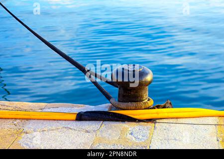 Anlegepfosten mit Seil für Schiff Stockfoto