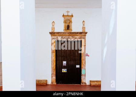 Detail der Kirchentür. Das Kloster Santa Clara de Zafra beherbergt das gleichnamige Museum. Seine Gebäude und Bauten reichen von t Stockfoto