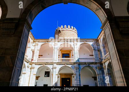 Innenhof. Der Palast der Herzöge von Feria, der Palacio de los Duques de Feria oder das Schloss von Zafra ist ein gotisches Schloss in Zafra. Er wurde zu einem historischen Ereignis erklärt Stockfoto