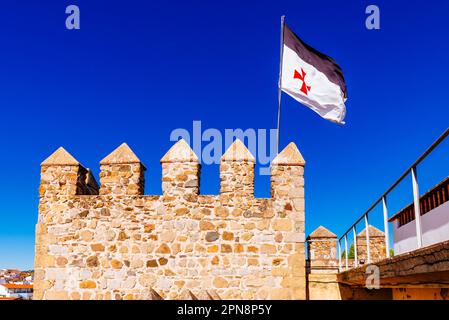 Tempelritter-Flagge auf dem Burgturm. Jerez de los Caballeros, Badajoz, Extremadura, Spanien, Europa Stockfoto