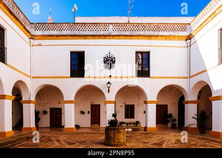 Kloster San Agustin, zentraler Innenhof, Kreuzgang auf allen vier Seiten, mit halbkreisförmigen Bögen im Erdgeschoss, die von Säulen gestützt werden. Ehemaliger Conve Stockfoto