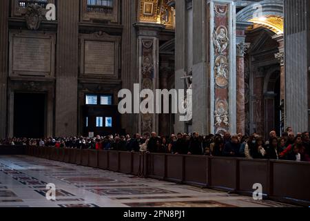 Die Leute warten in der Schlange, um zu sehen, wie die Leiche von Papst Emeritus Benedict XVI in St. Petersdom im Vatikan, am 3. Januar 2023. Stockfoto