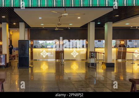 ANGKOR, KAMBODSCHA - 11. JANUAR 2023: Im neuen Ticketcenter für Tickets zu den Tempeln von Angkor Wat in Siem Raep, Kambodscha. Es befindet sich jetzt an der Straße Stockfoto