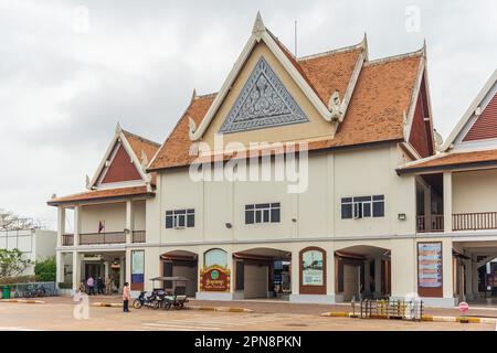 ANGKOR, KAMBODSCHA - 11. JANUAR 2023: Das neue Ticket-Center-Gebäude, in dem Touristen Tickets für den Angkor Khmer Tempelkomplex kaufen. Es ist jetzt lokalisiert Stockfoto