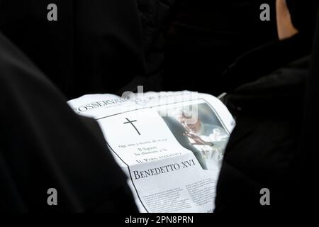 Vatikanstadt, 05. Januar 2023: Bestattungsmesse von Papst Emeritus Benedict XVI. In St. Peters Platz im Vatikan. Stockfoto
