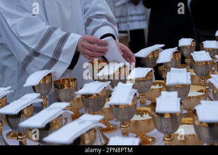 Vatikanstadt, 05. Januar 2023: Bestattungsmesse von Papst Emeritus Benedict XVI. In St. Peters Platz im Vatikan. Stockfoto