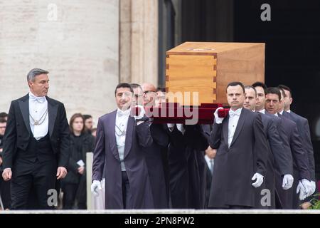 Vatikanstadt, 05. Januar 2023: Bestattungsmesse von Papst Emeritus Benedict XVI. In St. Peters Platz im Vatikan. Stockfoto