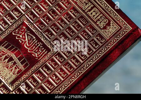 Das Cover des Heiligen Korans (Koran) mit den 99 Namen Allahs in arabischer Kalligraphie. Religiöser Text. Stockfoto