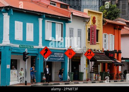 Traditionelle farbenfrohe Fassaden von Häusern im berühmten Little India District. Singapur. Stockfoto