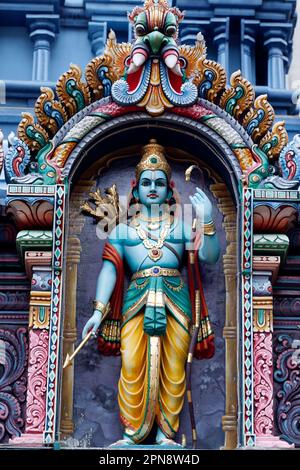 hindu-Tempel von Sri Krishnan. Rama hindu-Gott mit Pfeilen. Er gilt als das oberste Wesen. Singapur. Stockfoto