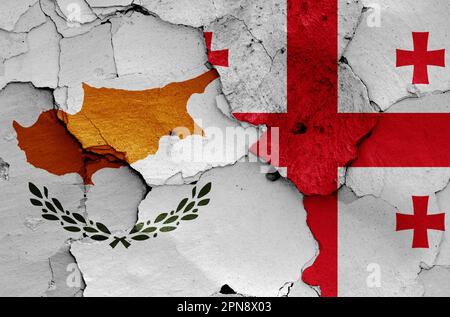 Die Flaggen von Zypern und Georgien sind auf eine gerissene Wand gemalt Stockfoto