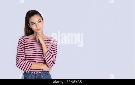 Eine seltsame, hübsche lateinische Frau, die sich einen Kopierraum anschaut Stockfoto