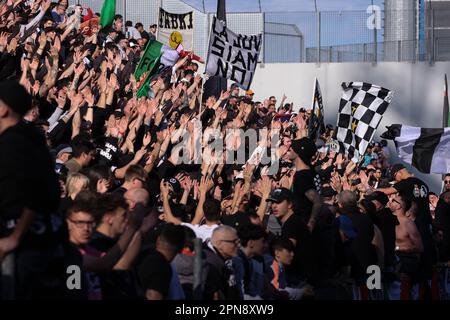 Reggio Emilia, Italien. 16. April 2023. Italien, Reggio Emilia, 16 2023. april: Fans des FC Juventus schwenken die Flaggen und zeigen Banner auf den Tribünen während des Fußballspiels SASSUOLO gegen JUVENTUS FC, Serie A Tim 2022-2023 day30 Mapei Stadion (Foto: Fabrizio Andrea Bertani/Pacific Press) Credit: Pacific Press Media Production Corp./Alamy Live News Stockfoto