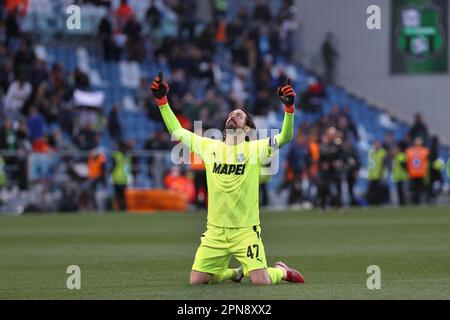 Reggio Emilia, Italien. 16. April 2023. Italien, Reggio Emilia, april 16 2023: Andrea Consigli (Torwart von Sassuolo) feiert den Sieg am Ende des Fußballspiels SASSUOLO gegen JUVENTUS FC, Serie A Tim 2022-2023 day30 Mapei Stadion (Foto: Fabrizio Andrea Bertani/Pacific Press). Kredit: Pacific Press Production Corp./Alamy Live News Stockfoto