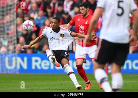 Scott McKenna vom Nottingham Forest kämpft am Sonntag, den 16. April 2023, beim Premier League-Spiel zwischen Nottingham Forest und Manchester United auf dem City Ground in Nottingham gegen Anthony Martial of Manchester United. (Foto: Jon Hobley | MI News) Guthaben: MI News & Sport /Alamy Live News Stockfoto