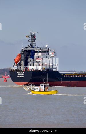 Harwich Harbour Ferry bei der Arbeit im Harwich Harbour vorbei am Heck des allgemeinen Frachtschiffs Adasun. Stockfoto