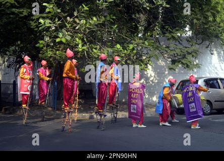 Kalkutta, Indien. 15. April 2023. Künstler nehmen an einer Prozession zur Feier des World Art Day Teil. Am 15. April 2023 in Kalkutta, Indien. (Kreditbild: © Saikat Paul/Eyepix via ZUMA Press Wire) NUR REDAKTIONELLE VERWENDUNG! Nicht für den kommerziellen GEBRAUCH! Kredit: ZUMA Press, Inc./Alamy Live News Stockfoto