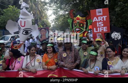 Kalkutta, Indien. 15. April 2023. Künstler nehmen an einer Prozession zur Feier des World Art Day Teil. Am 15. April 2023 in Kalkutta, Indien. (Kreditbild: © Saikat Paul/Eyepix via ZUMA Press Wire) NUR REDAKTIONELLE VERWENDUNG! Nicht für den kommerziellen GEBRAUCH! Kredit: ZUMA Press, Inc./Alamy Live News Stockfoto