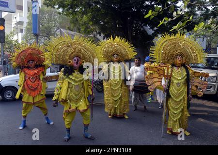 Kalkutta, Indien. 15. April 2023. Künstler nehmen an einer Prozession zur Feier des World Art Day Teil. Am 15. April 2023 in Kalkutta, Indien. (Kreditbild: © Saikat Paul/Eyepix via ZUMA Press Wire) NUR REDAKTIONELLE VERWENDUNG! Nicht für den kommerziellen GEBRAUCH! Kredit: ZUMA Press, Inc./Alamy Live News Stockfoto