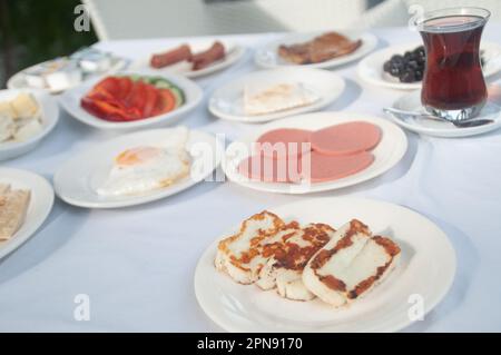 Türkisches Frühstück im Garten Stockfoto