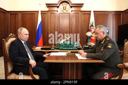 Moskau, Russland. 17. April 2023. Der russische Präsident Wladimir Putin, Left, hält am 17. April 2023 im Kreml in Moskau ein persönliches Treffen mit Verteidigungsminister Sergei Shoigu ab. Russland. Shoigu berichtete über die jüngsten Militärübungen mit der Pazifikflotte. Kredit: Gavriil Grigorov/Kreml Pool/Alamy Live News Stockfoto