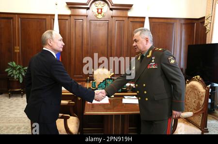 Moskau, Russland. 17. April 2023. Der russische Präsident Wladimir Putin, links, begrüßt Verteidigungsminister Sergei Shoigu, rechts, vor einem persönlichen Treffen im Kreml am 17. April 2023 in Moskau, Russland. Shoigu berichtete über die jüngsten Militärübungen mit der Pazifikflotte. Kredit: Gavriil Grigorov/Kreml Pool/Alamy Live News Stockfoto