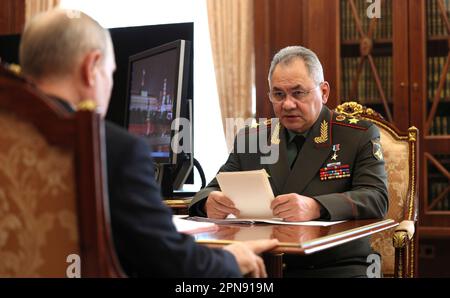 Moskau, Russland. 17. April 2023. Der russische Präsident Wladimir Putin hält am 17. April 2023 im Kreml in Moskau ein persönliches Treffen mit Verteidigungsminister Sergei Shoigu ab. Russland. Shoigu berichtete über die jüngsten Militärübungen mit der Pazifikflotte. Kredit: Gavriil Grigorov/Kreml Pool/Alamy Live News Stockfoto