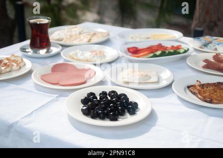 Türkisches Frühstück im Garten Stockfoto