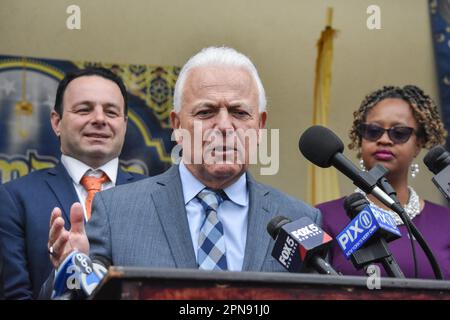 Senator Joseph Pennacchio (R-NJ) spricht auf einer Pressekonferenz. Moneer Simron half dabei, einen Angreifer auszuschalten, der Imam Sayed Elnakib in der Omar Moschee in Paterson erstochen hat. Bürgermeister von Paterson Andre Sayegh und Mitglieder des New Jersey State Senate halten in Paterson eine Rede. Bürgermeister Sayegh ehrt den Helden Moneer Simron, der den Angreifer, der Imam Sayed Elnakib in der Omar Moschee in Paterson erstochen hat, am Sonntag, den 9. April 2023, zur Strecke brachte. Dieser Presser kommt nach dem Angriff auf einen Imam in der Omar Moschee, Sonntag, den 9. April 2023, in Paterson. Der 32-jährige Serif Zorba wurde verhaftet, als er einen Imam A erstochen hat Stockfoto