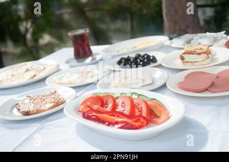 Türkisches Frühstück im Garten Stockfoto