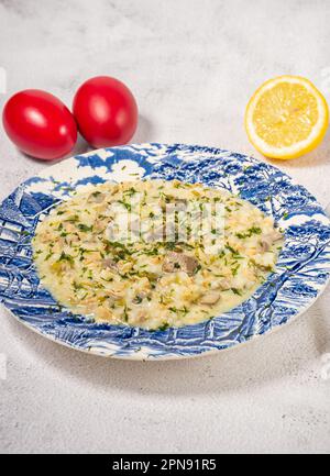 Magiritsa griechische Lammsuppe mit Ei und Zitronensauce. Traditionelles Ostergericht Stockfoto