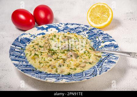 Magiritsa griechische Lammsuppe mit Ei und Zitronensauce. Traditionelles Ostergericht Stockfoto