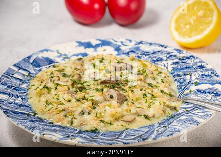 Magiritsa griechische Lammsuppe mit Ei und Zitronensauce. Traditionelles Ostergericht Stockfoto