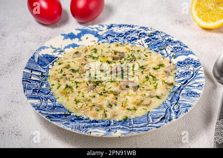 Magiritsa griechische Lammsuppe mit Ei und Zitronensauce. Traditionelles Ostergericht Stockfoto