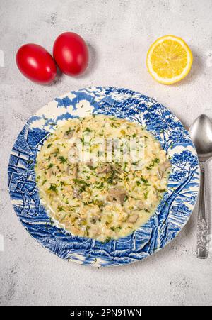 Magiritsa griechische Lammsuppe mit Ei und Zitronensauce. Traditionelles Ostergericht Stockfoto