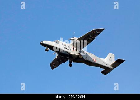 Kochi, Kerala, Indien - 22. März 2023 indische Luftwaffe Düsenflugzeug am blauen Himmel Stockfoto