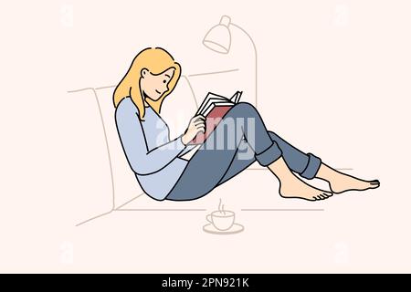 Glückliche Frau sitzt zu Hause auf der Couch und liest Buch, trinkt heißen Tee. Ruhiges Mädchen Entspannen Sie sich auf dem Sofa, genießen Sie Lesen und Kaffee. Entspannung am Wochenende. Vektordarstellung. Stock Vektor