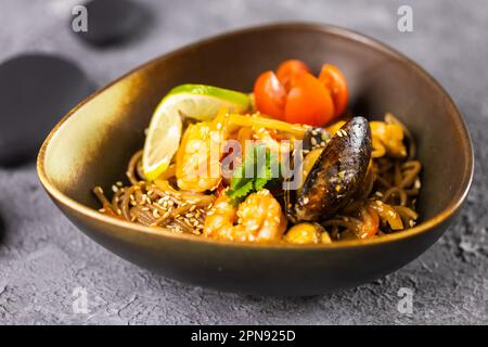 Udon, Bratnudeln mit Muscheln und Garnelen. Asiatische Küche Stockfoto