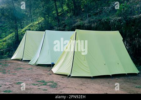 Campingzelte im Bergtal in kerala indien Stockfoto